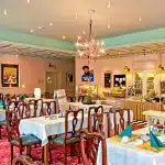 Retro-Art Hotel Lünen angenehm anders Retro Art Hotel Lünen Frühstück mit Buffet, Tischen, Stühlen und moderner Kunst an den Wänden