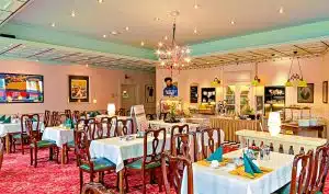 Retro-Art Hotel Lünen angenehm anders Retro Art Hotel Lünen Frühstück mit Buffet, Tischen, Stühlen und moderner Kunst an den Wänden