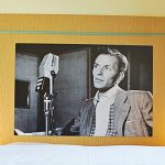 Comfort Zimmer Retro Hotel Lünen mit Kingsize-Bett und und Bildern von Frank Sinatra