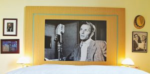 Comfort Zimmer mit Kingsize-Bett und und Bildern von Frank Sinatra