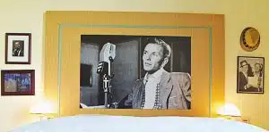 Comfort Zimmer Retro Hotel Lünen mit Kingsize-Bett und und Bildern von Frank Sinatra