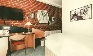 Hotelzimmer im mit Bett und Gegenständen die an die TV Serie " Schimanski " erinnert