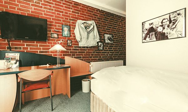 Hotelzimmer im mit Bett und Gegenständen die an die TV Serie " Schimanski " erinnert