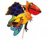 Ein farbenfrohes Handpuppenspielzeug in Form eines fantasievollen Tieres, mit einem roten Kopf, einem gelben Körper und bunten Flügeln, die mit verschiedenen Mustern verziert sind.