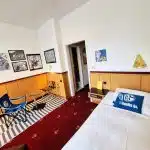 Schale Themen -Budget Zimmer mit signiertem Trikot aus seiner Schalker Zeit, Wimpel signiert, Kissen, Bilder, Bett, Sessel im Retro Art Hotel Lünen