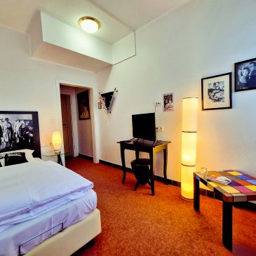 Hotelzimmer "Budget" im Retro-Art-Hotel Lünen mit Bildern aus dem Film " Casablanca " Bett Tisch und Schreibtisch, TV
