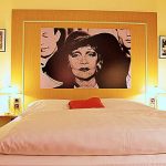 Hotel Lünen mit Themenzimmer im Hotel Lünen Marlene Dietrich mit großem Portrait über dem Bett