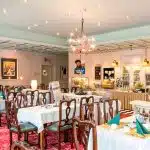 Retro-Art Hotel Lünen angenehm anders Schön und elegant ausgestatteter Raum mit modernen Bildern, Frühstücksbuffet