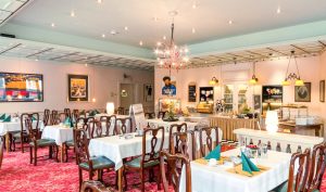 Schön und elegant ausgestatteter Frühstücksraum Hotel modernen Bildern, Frühstücksbuffet