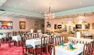 Schön und elegant ausgestatteter Frühstücksraum Hotel modernen Bildern, Frühstücksbuffet