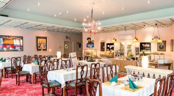 Schön und elegant ausgestatteter Raum mit modernen Bildern, Frühstücksbuffet