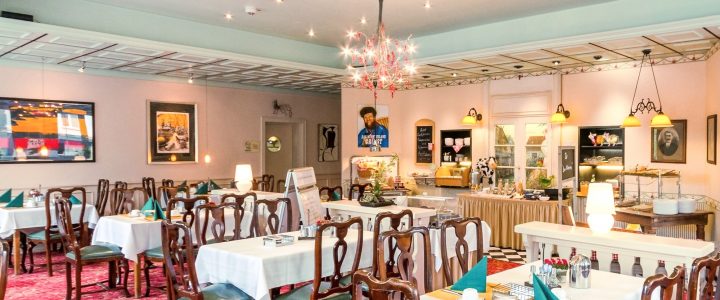 Schön und elegant ausgestatteter Frühstücksraum Hotel modernen Bildern, Frühstücksbuffet