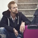 müder Mann mit Reisegepäck Hinweis auf Spätanreise Hotel Lünen