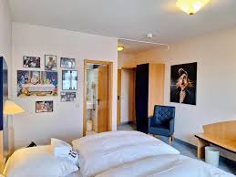 Großes Doppelzimmer Art Hotel Lünen mit Bildern und Gegenständen Otto Waalkes