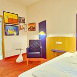 Großes Comfort Zimmer mit Bildern von Udo Lindenberg im Retro-Art Hotel Lünen