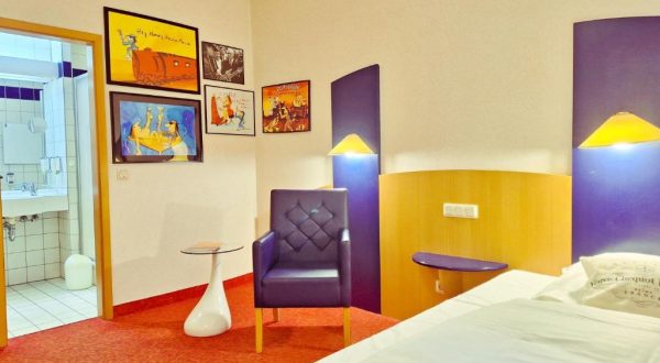 Großes Comfort Zimmer mit Bildern von Udo Lindenberg im Retro-Art Hotel Lünen