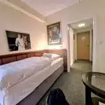 Kleines Zimmer Hotel Lünen Thema Udo Jürgens mit Bett und Bildern an der Wand
