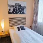 Hotelzimmer mit Kingsize-Bett großem Schwarzweiß-Bild Hotel Lünen am Lippepark