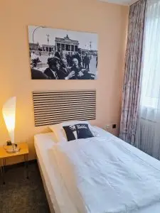 Hotelzimmer mit Kingsize-Bett großem Schwarzweiß-Bild Hotel Lünen am Lippepark