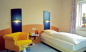 Großes Hotelzimmer mit Kingsize-Bett modern im Retro Hotel Lünen Modernes Comfort Zimmer im Retro-Design im Hotel Lünen – stylish und sauber