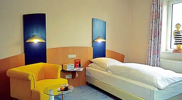 Großes Hotelzimmer mit Kingsize-Bett modern im Retro Hotel Lünen