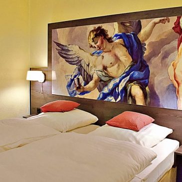 Hotel Lünen großes Comfort Zimmer mit zwei Betten und großem Bild mit Motiven der Sixtinischen Kapelle