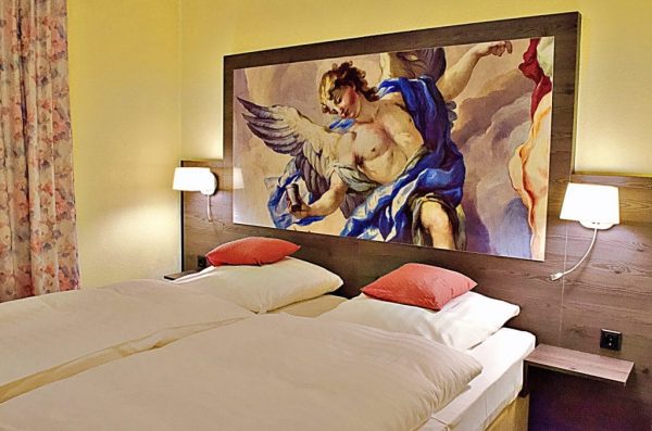 Hotel Lünen großes Comfort Zimmer mit zwei Betten und großem Bild mit Motiven der Sixtinischen Kapelle