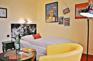 Einzelzimmer mit Boxspringbett und Heinz Erhardt Dekoration im Retro Hotel Lünen