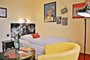 Einzelzimmer mit Boxspringbett und Heinz Erhardt Dekoration im Retro Hotel Lünen