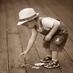 Kleiner Junge findet Geld