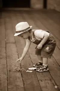 Kleiner Junge findet Geld