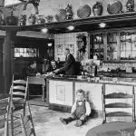 Kneipe 50 er Jahre , kleiner Junge vor der Theke