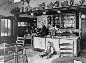 Kneipe 50 er Jahre , kleiner Junge vor der Theke