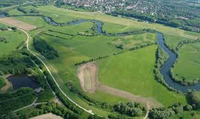 Bild von den Lippe-Auen in Lünen mit dem zum Jogging wunderbar zu laufenden Lippedamm
