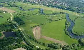 Retro-Art Hotel Lünen angenehm anders Bild von den Lippe-Auen in Lünen mit dem zum Jogging wunderbar zu laufenden Lippedamm