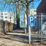 Einfahrtsöffnung zum Privatparkplatz für Gäste des Retro-Art-Hotel Lünen