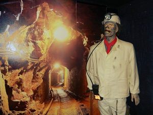 Bergmann in voller Montur mitten im Hotel Lünen