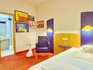 Zimmer mit Bildern von Udo Lindenberg