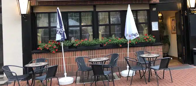 „Zum Kamin “ nur ein paar Schritte zum Feierabend Bier eine der wenigen guten Kneipe in der Nähe vom Retro-Art Hotel